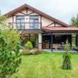 Pergola z dachem rozsuwanym – komfort i ochrona na tarasie przez cały rok